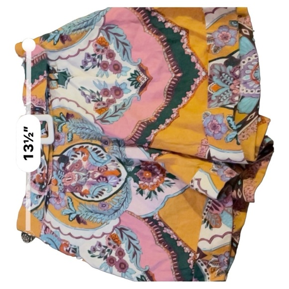 Fun vacation shorts from Paris! Bright colors built in build. Linen material - Picture 5 of 9